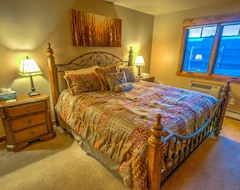Hotel Click For Discounts ~ Top Floor, Vaulted Ceilings ~ Pool, Hot Tub, Sauna (Steamboat Springs, USA)