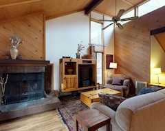 Hele huset/lejligheden Dog-Friendly Condo W/ Wood-Burning Fireplace, Deck, Shared Pool, & Hot Tub (Shaver Lake, USA)