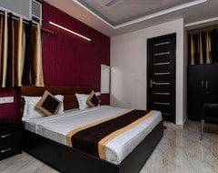 Hotel OYO 14722 Diamond Deluxe (Delhi, India)
