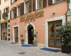 Khách sạn Hotel Antico Borgo (Riva del Garda, Ý)