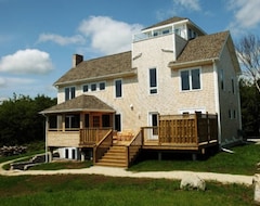 Entire House / Apartment Seacrest Tower Vacation Home - Ocean Views, Walk To The Beach! (White Point, Canada)