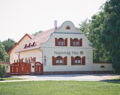 Nhà trọ Sunflower Guesthouse (Zsira, Hungary)