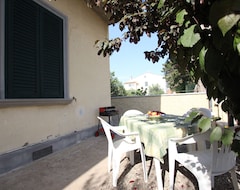Hele huset/lejligheden Independent Apartment With 3 Bedrooms And Private Garden A Few Steps From The Famous White Beaches Of Vada (Rosignano Marittimo, Italien)