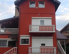 Koko talo/asunto Apartment Red House (Visoko, Bosnia ja Herzegovina)