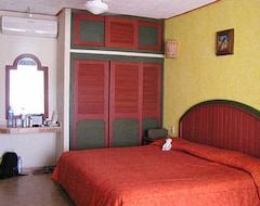 Khách sạn Suites Los Arcos (Isla Mujeres, Mexico)