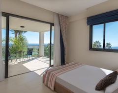 Khách sạn Royal Blue Hotel & Spa (Paphos, Síp)