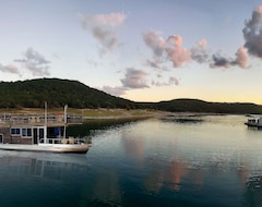 Toàn bộ căn nhà/căn hộ Airstream Houseboat with Amazing Lake Travis View (Austin, Hoa Kỳ)