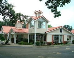 Khách sạn Village Haven Inn (Clarence, Hoa Kỳ)
