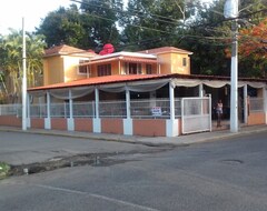 Captains Table International Hotel Bars And Resturant (Puerto Plata, Dominik Cumhuriyeti)