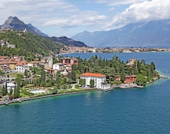 Khách sạn Hotel Bella Riva (Gardone Riviera, Ý)