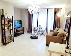 Khách sạn Simple, Modern, Clean Home Awaits You (Surrey, Canada)