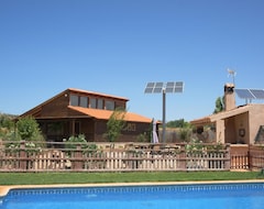 Koko talo/asunto Wooden cottage for up to 12 people with pool (Villanueva de la Fuente, Espanja)