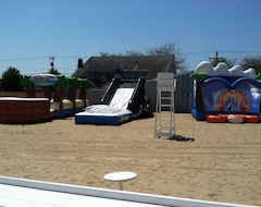 Otel Inflatable Park Family Resort (West Yarmouth, ABD)