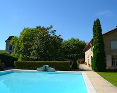 Bed & Breakfast Remparts 12 (Cuiseaux, France)