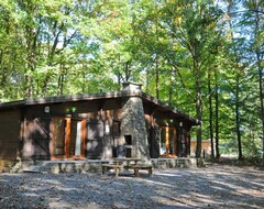 Casa/apartamento entero DETACHED WOODEN CHALET WITH AN OPEN FIREPLACE AND A BATHTUB IN A WOODED PARK (Viroinval, Bélgica)