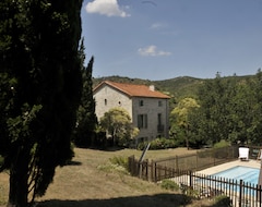 Hotel 4-bedroom, 19th-Century house surrounded by a tree-shaded garden with a pool, 30 mins from sea (Cascastel-des-Corbières, Francuska)