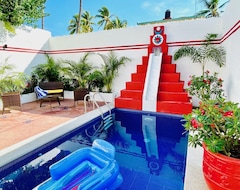 Cijela kuća/apartman Casa Piramide: Fully Furnished 2-bedroom House W/ Private Swimming Pool And Waterfall, 5 Minute Walk From The Beach (Barra de Navidad, Meksiko)