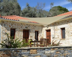 Casa/apartamento entero Kalivi Elena, una casa de piedra tradicional en Platanias, Pelión. (Argalasti, Grecia)