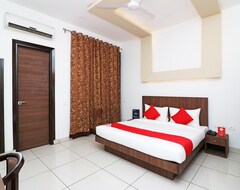 Hotel OYO 30431 Camp Mars (Kochi, Indija)