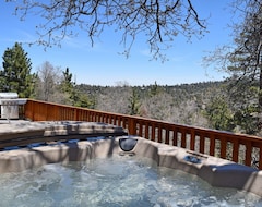 Toàn bộ căn nhà/căn hộ Black Diamond Lodge: Near Bear Mountain! Spa! Wifi! Views! Bbq! Directv! Master Suite! (Big Bear Lake, Hoa Kỳ)