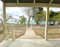 Toàn bộ căn nhà/căn hộ Riverfront Cottage - Sleeps 6 (Hervey Bay, Úc)