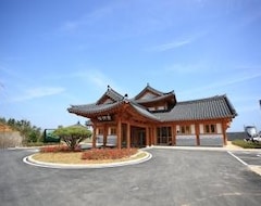 Hotel Odongjae Hanok (Yeosu, South Korea)