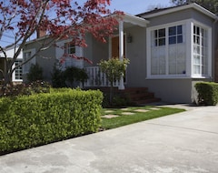 Cijela kuća/apartman Remodeled Beautiful Bungalow - New Listing On Quiet Street Near Burlingame Ave (San Mateo, Sjedinjene Američke Države)