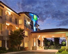 Otel Holiday Inn Express & Suites Corona (Corona, ABD)