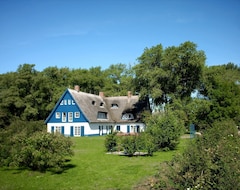 Otel Holiday Under The Thatched Roof Flat 5 (Altenkirchen, Almanya)