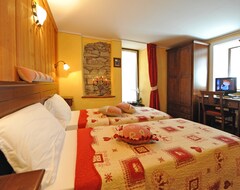 Hotel L'Ancien Paquier Chambre D'Hotes (Valtournenche, Italy)