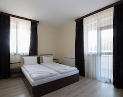 Khách sạn Hotelski Kompleks Yazovir Palitsi (Elena, Bun-ga-ri)