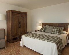Hotel Mas Valentí 1511 (Mont-ras, Spain)