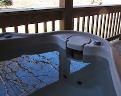 Toàn bộ căn nhà/căn hộ Romantic Log Cabin With Hot Tub, Waterfall, Wifi, Gas Grill, Firepit Creek (Hot Springs, Hoa Kỳ)