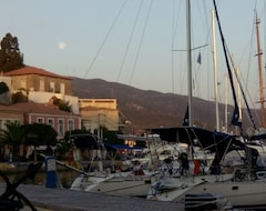 Toàn bộ căn nhà/căn hộ Beautiful Architect-renovated Residence Located Directly On The Port Of Poros. (Methana, Hy Lạp)