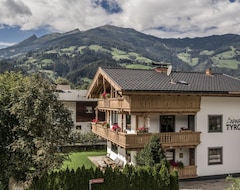 Khách sạn Dream Vacation For Families In The Zillertal - Tyrol With 3 Bedrooms (Uderns, Áo)