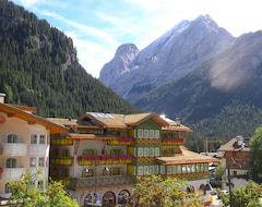 Hotelli Alpino Al Cavalletto (Canazei, Italia)