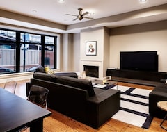 Hele huset/lejligheden Featured on the Travel Channel, 4 Bedroom 2 Bath in Wrigley Rooftop Building (Chicago, USA)