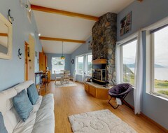 Entire House / Apartment Comfortable, Dog-Friendly House Right In Town With Ocean And Humbug Mtn Views (Port Orford, USA)
