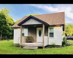 Entire House / Apartment Newly Remodeled, Cozy Cottage Only Steps Away From The Katy Trail In Windsor, Mo (Windsor, USA)