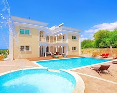 Hele huset/lejligheden Villa With Private Pool And Sea Views - Centrally Located - Heated Pool Option (Paphos, Cypern)