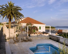 Hotel Seafront Serenity Villa Mir Vami - Your Family Oasis By The Shore (Selca, Croacia)