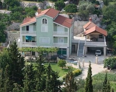 Koko talo/asunto Villa Solo, maaseudun Dalmatia, ylellisyyttä Family Apartments on uima-allas (Ploče, Kroatia)