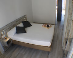 Gloria Rooms 307 - One Bedroom Hotel, Sleeps 2 (Rosas, İspanya)