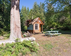 Hele huset/lejligheden The Micro Cabin In Roberts Creek - 2 Minutes From The Beach! (Roberts Creek, Canada)