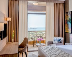 Two Seasons Hotel and Apartments (Dubai, United Arab Emirates)