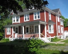 Entire House / Apartment Complexe d'hebergement la Maison touristique Dugas (Caraquet, Canada)