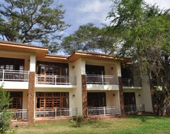 Khách sạn Hunters Lodge (Ol Tukai, Kenya)