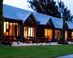 Khách sạn Lakefront Lodge (Te Anau, New Zealand)