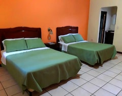 Entire House / Apartment Y Restaurante El Arco (Santa Cruz Muluá, Guatemala)