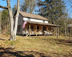 Toàn bộ căn nhà/căn hộ Warm & Inviting, Family Oriented Cabin On The Creek. (New Columbia, Hoa Kỳ)